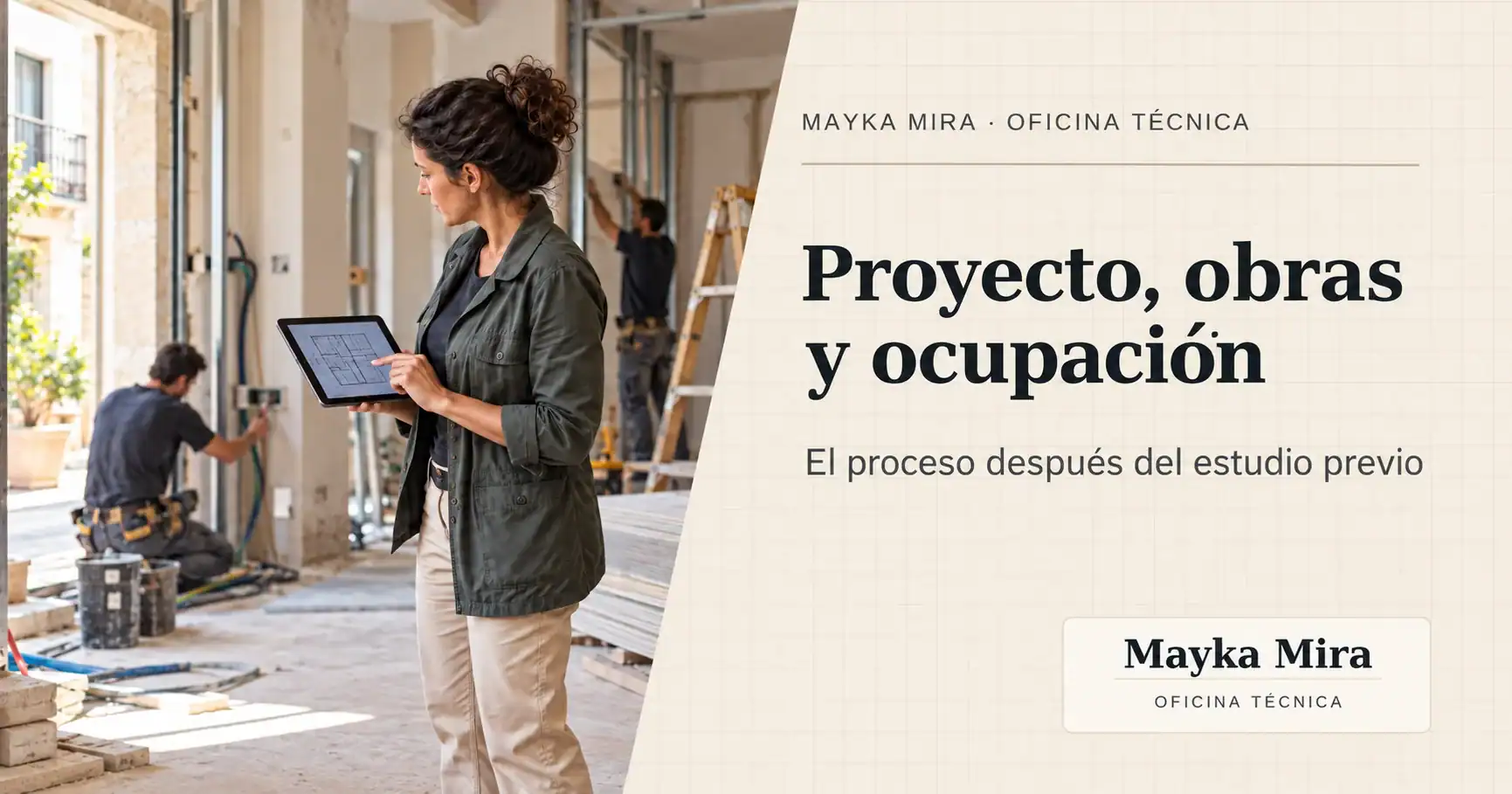 Arquitecta revisando el proyecto y las obras de conversión de un local en vivienda